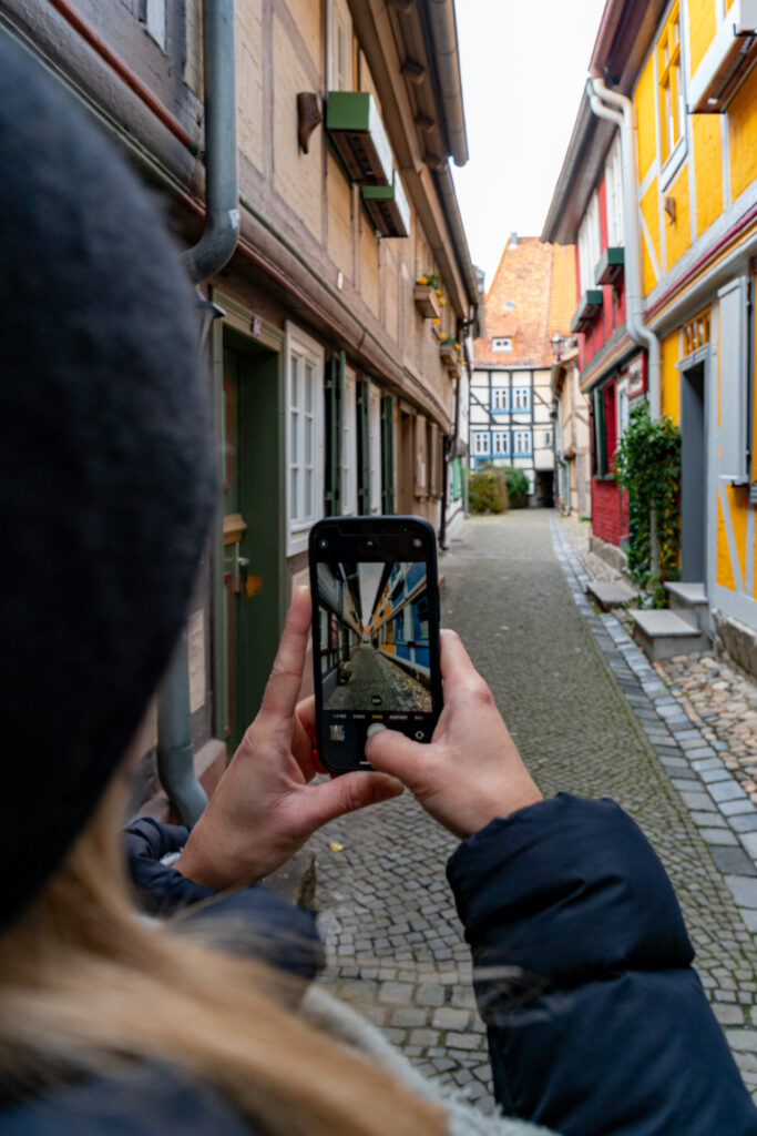 Handyfoto - Fachwerkgasse in Quedlinburg